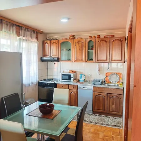 Large In Velesici Private House *